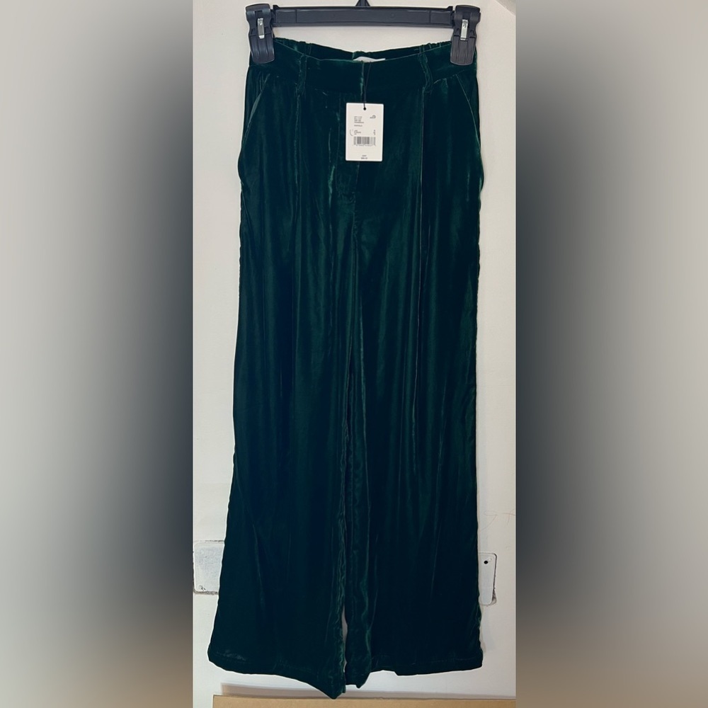 🏷️ Gibson & Latimer High Rise, Wide-Leg Velvet Pants in Emerald Green Size 4 NWT